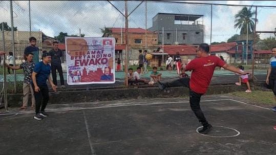  H. Ruslan Abdul Gani, S.SOS, MM saat buka pertandingan Sepak Takraw dengan menendang Bola.