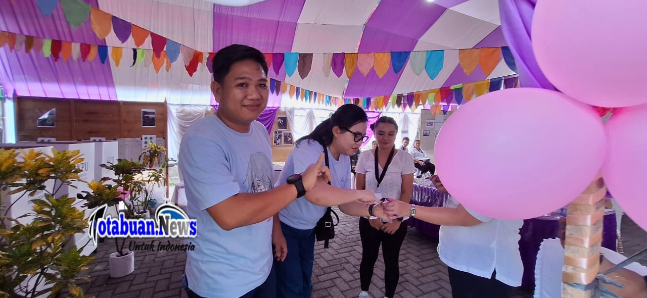 Foto Dok: Randito Maringka bersama Istri tercinta usai mencoblos 