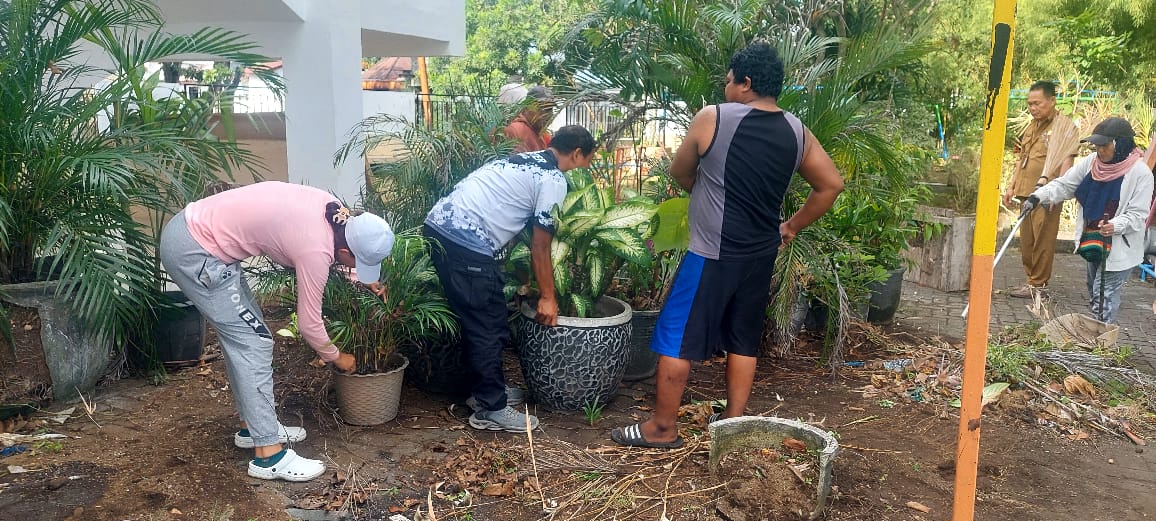 Dok Foto: Pekerja saat sedang merapikan Bunga