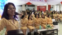 IMG-20251027-WA0031(1) Ketua TP PKK Kota Bitung, Ny Ellen Honandar Sondakh saat menjadi pembicara pada sosialisasi Dharma Wanita Persatuan (DWP) Kota Bitung dalam kegiatan Perencanaan Finansial melalui Investasi Emas bekerja sama dengan PT Pegadaian di ruang SH Sarundajang, Senin