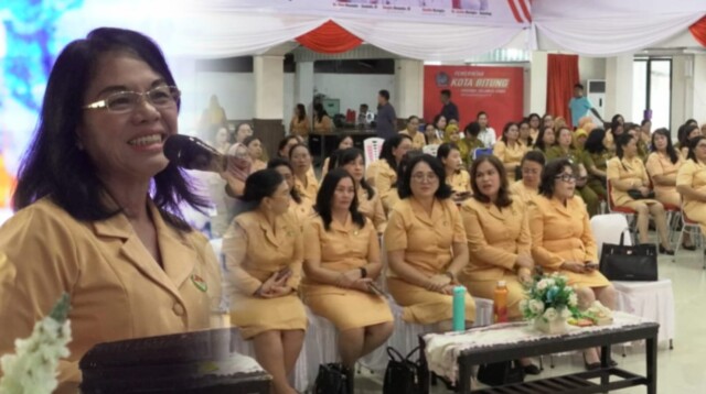 Ketua TP PKK Kota Bitung, Ny Ellen Honandar Sondakh saat menjadi pembicara pada sosialisasi Dharma Wanita Persatuan (DWP) Kota Bitung dalam kegiatan Perencanaan Finansial melalui Investasi Emas bekerja sama dengan PT Pegadaian di ruang SH Sarundajang, Senin