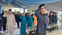 IMG-20251028-WA0010(1) Wali Kota Bitung Hengky Honandar, SE bertindak sebagai inspektur upacara. Selasa, 28/10/2025. (Foto.Ist)