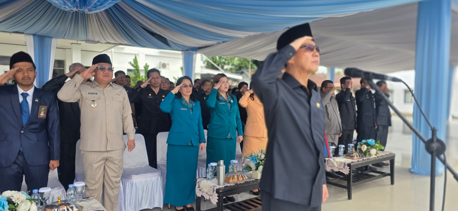 Wali Kota Bitung Hengky Honandar, SE bertindak sebagai inspektur upacara. Selasa, 28/10/2025. (Foto.Ist)