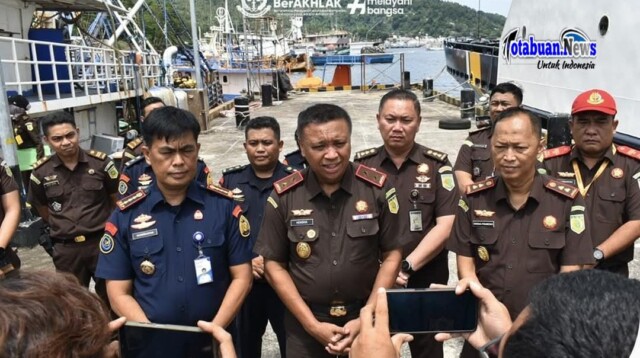 IMG-20251029-WA0001 Kepala Keja ksan Tinggi Sulawesi Utara Jacop Hendrik pada hari Selasa, M.1. melakuan Kunjungan keria perdana pad a Kejaksan Neger Bitung Patipeilohy SH. 28 Oktober 2025. (Foto.Ist)