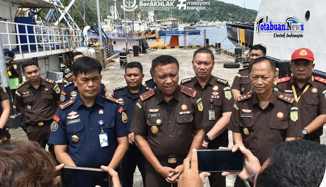 IMG-20251029-WA0001 Kepala Keja ksan Tinggi Sulawesi Utara Jacop Hendrik pada hari Selasa, M.1. melakuan Kunjungan keria perdana pad a Kejaksan Neger Bitung Patipeilohy SH. 28 Oktober 2025. (Foto.Ist)