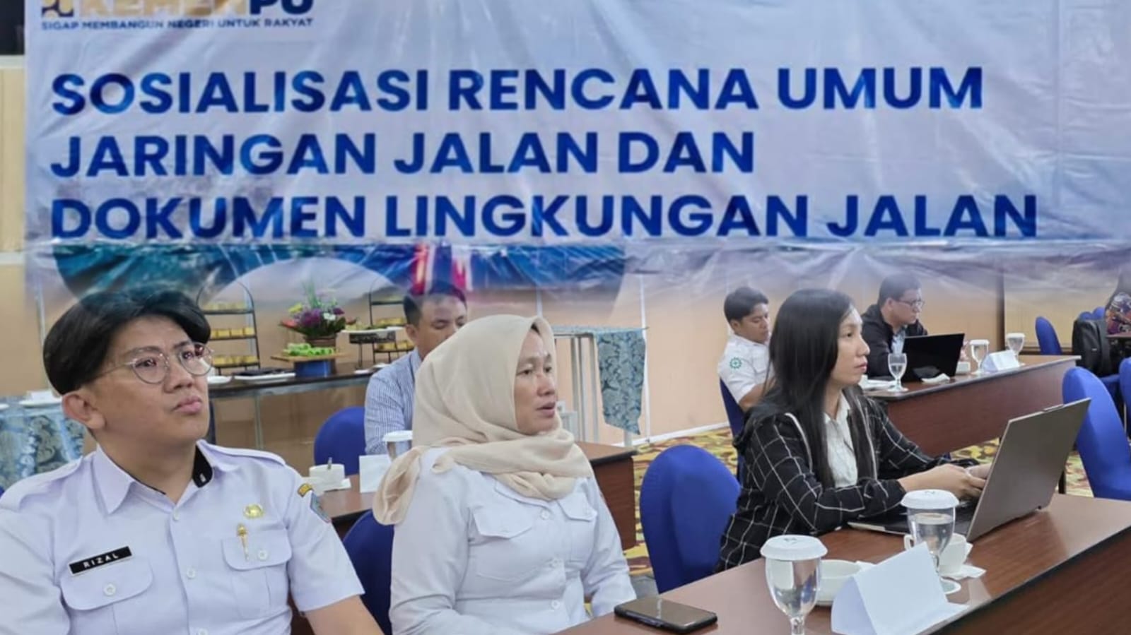 IMG-20251029-WA0028 Kepala Dinas Pekerjaan Umum dan Tata Ruang (PUTR) Kota Bitung, Rizal Sompotan ST MM, menghadiri kegiatan Sosialisasi Rencana Umum Jaringan Jalan (RUJJ) dan Dokumen Lingkungan Jalan. (Foto.Ist)