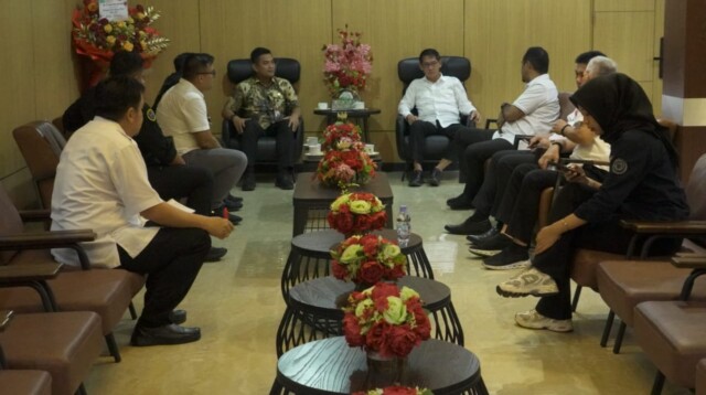 IMG-20251030-WA0007 Wali Kota Bitung Hengky Honandar SE menerima kunjungan Sekretaris Direktorat Jenderal Perikanan, Dr. Ir. Ridwan Mulyana, M.T,. Pertemuan berlangsung di Merdeka Lounge, Rabu (29/10/2025)