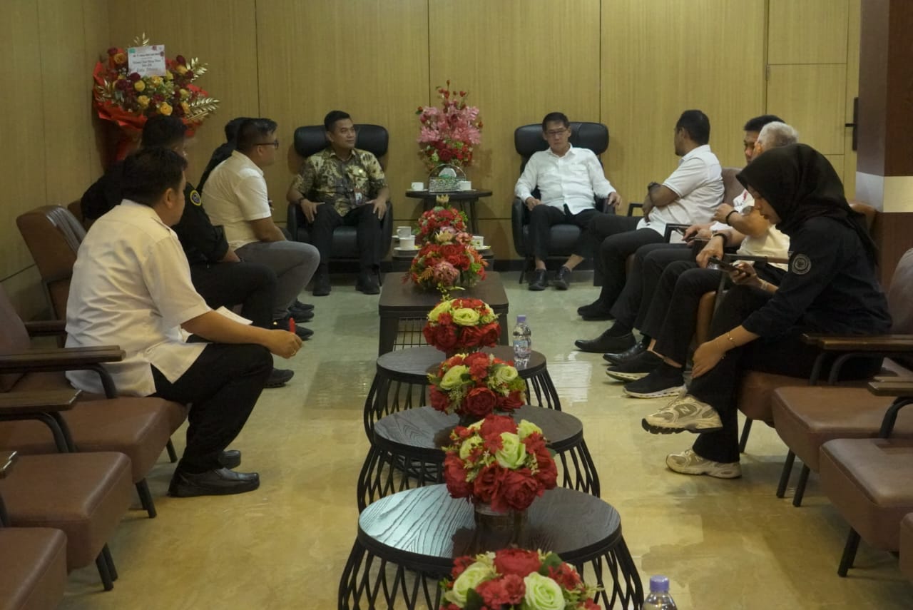 IMG-20251030-WA0007 Wali Kota Bitung Hengky Honandar SE menerima kunjungan Sekretaris Direktorat Jenderal Perikanan, Dr. Ir. Ridwan Mulyana, M.T,. Pertemuan berlangsung di Merdeka Lounge, Rabu (29/10/2025)