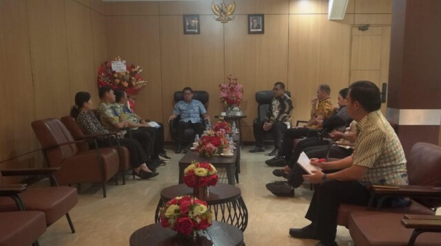 Walikota Bitung, Hengky Honandar saat Bersama Pemerintah Provinsi Sulawesi Utara (Pemprov Sulut) membahas bersama Pemerintah Kota (Pemkot) Bitung berkolaborasi dalam melaksanakan program Keringanan Pajak STNK dan Balik Nama Kendaraan Bermotor bagi masyarakat.