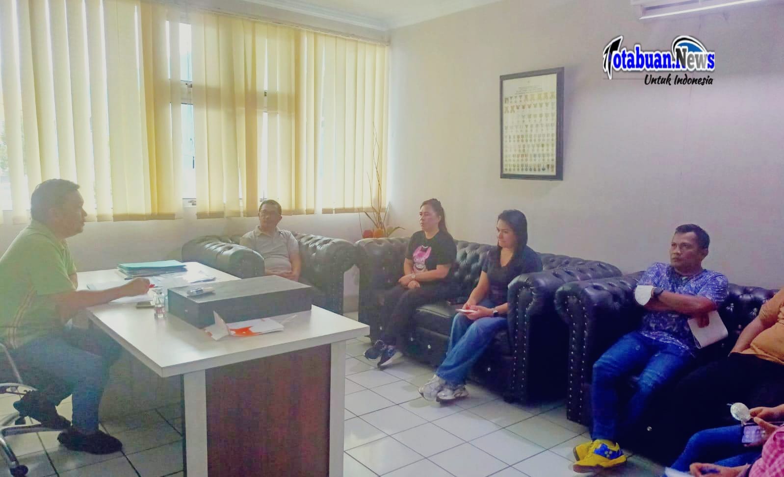 IMG-20251031-WA0052 Rapat Kerja dan Evaluasi Kinerja, yang berlangsung di ruang kerja Kepala Bagian Protokol, Altin Tumengkol, Jumat (31/10/2025).