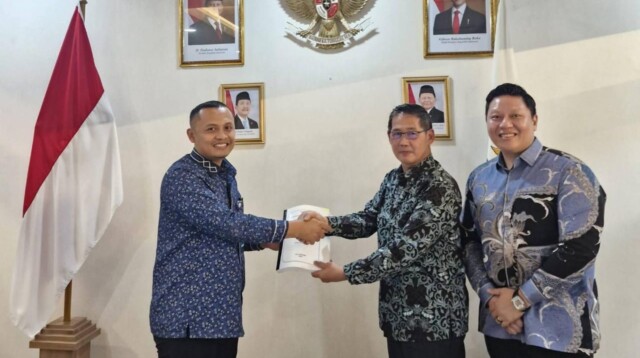 Wali Kota Bitung, Hengky Honandar SE didampingi Wakil Ketua DPRD, Ronald Gunawan Kansil SH bertemu Stafsus Menteri KKP, Dedi Irawan, S.P., M.Si, tindak lanjut proposal Kampung Nelayan, Jumat (31/10/2025)