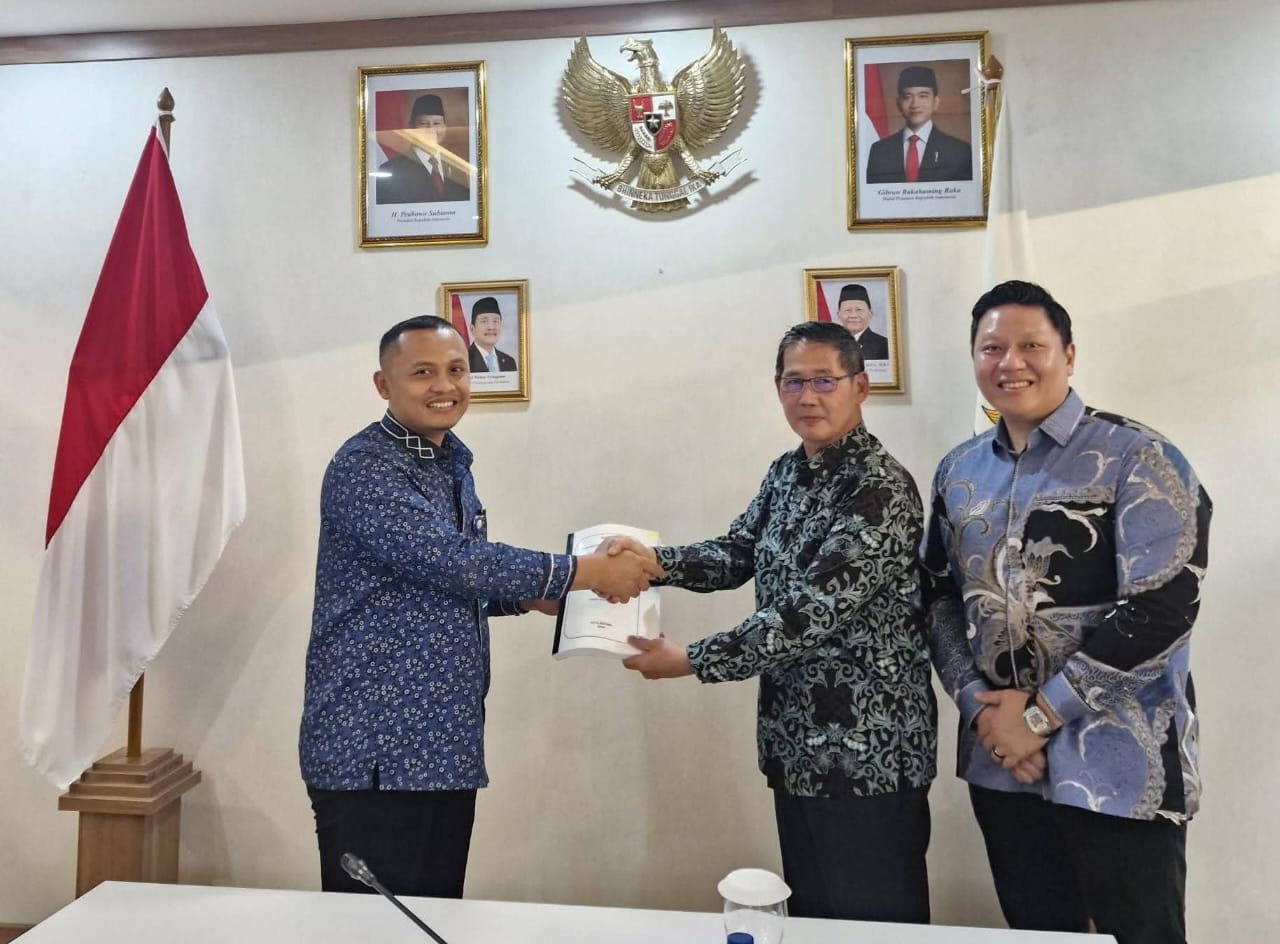 Wali Kota Bitung, Hengky Honandar SE didampingi Wakil Ketua DPRD, Ronald Gunawan Kansil SH bertemu Stafsus Menteri KKP, Dedi Irawan, S.P., M.Si, tindak lanjut proposal Kampung Nelayan, Jumat (31/10/2025)