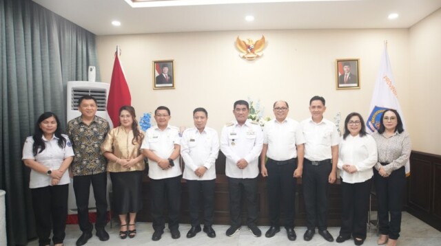Gubernur Sulawesi Utara Mayjen TNI (Purn) Yulius Selvanus bersama Ketua BPMS GMIM Pdt. Dr. Adolf Wenas, M.Th saat pertemuan di Wisma Bumi Beringin, Manado, Rabu, 29 Oktober 2025. (Foto: Humas Pemprov Sulut)