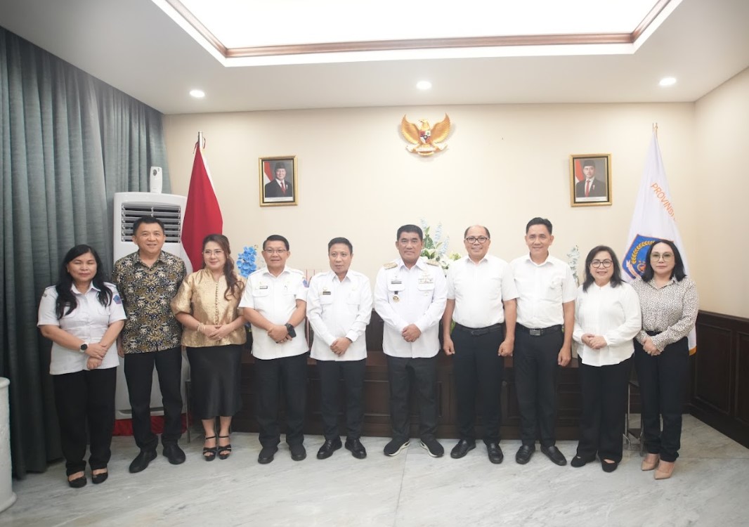 Gubernur Sulawesi Utara Mayjen TNI (Purn) Yulius Selvanus bersama Ketua BPMS GMIM Pdt. Dr. Adolf Wenas, M.Th saat pertemuan di Wisma Bumi Beringin, Manado, Rabu, 29 Oktober 2025. (Foto: Humas Pemprov Sulut)