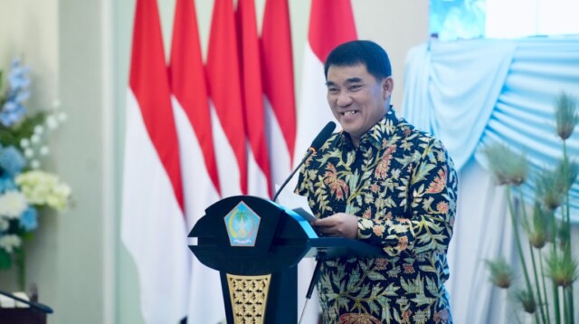 Gubernur Sulawesi Utara Mayjen TNI (Purn) Yulius Selvanus (YSK) memberikan sambutan dalam acara Kenal Pamit Kepala Kejaksaan Tinggi Sulawesi Utara di Wisma Negara Bumi Beringin, Manado, Kamis, 30 Oktober 2025. (Foto : Humas Pemprov Sulut)