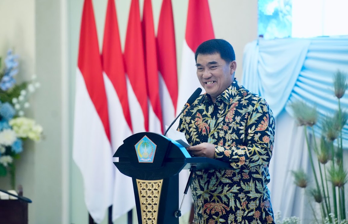 Gubernur Sulawesi Utara Mayjen TNI (Purn) Yulius Selvanus (YSK) memberikan sambutan dalam acara Kenal Pamit Kepala Kejaksaan Tinggi Sulawesi Utara di Wisma Negara Bumi Beringin, Manado, Kamis, 30 Oktober 2025. (Foto : Humas Pemprov Sulut)