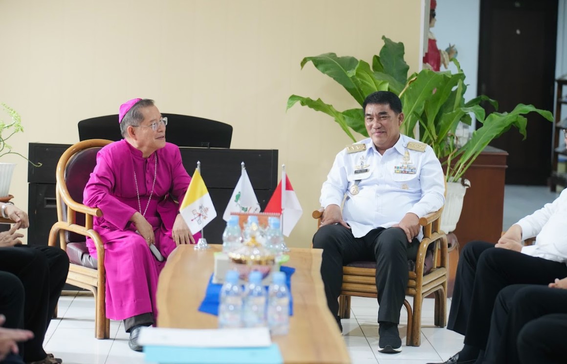 Gubernur Sulawesi Utara Mayjen TNI (Purn) Yulius Selvanus (YSK) menerima kunjungan pimpinan BPMS GMIM di Wisma Bumi Beringin, Manado, Rabu, 29 Oktober 2025, dalam suasana hangat penuh keakraban. (Foto : Humas Pemprov Sulut)