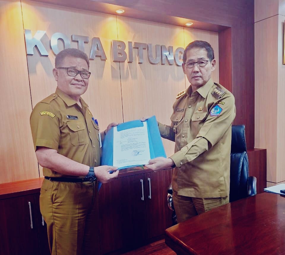 Wali Kota Bitung Hengky Honandar, SE, menyerahkan Surat Keputusan (SK) kepada Rudy Ponamon sebagai Pelaksana Tugas (Plt) Staf Ahli Wali Kota Bidang Ekonomi, Keuangan, dan Pembangunan. Penyerahan SK tersebut berlangsung di ruang kerja Wali Kota pada Selasa (4/11/2025),