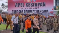 Kapolres Bitung AKBP Albert Zai, S.I.K., M.H. saat mengecek Apel Kesiapsiagaan Tanggap Darurat bersama unsur Forum Komunikasi Pimpinan Daerah (Forkopimda), Selasa (4/11/2025), di Lapangan Mako Polres Bitung.