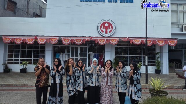 Foto bersama: Ketua Dekranasda Kota Bitung, Ny. Ellen Honandar Sondakh, SE, bersama Ketua Dekranasda Kabupaten Bolaang Mongondow, Ny. Kalsum Alhabsyi, SE, bersama rombongan dalam kegiatan studi tiru yang digelar Kamis (6/11/2025).