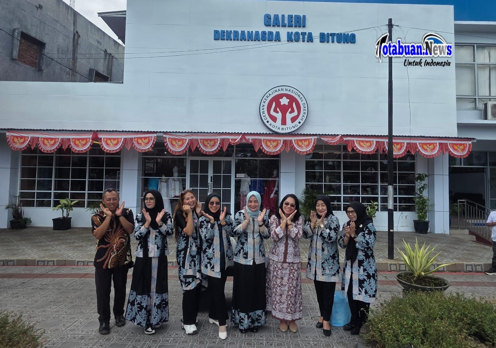 Foto bersama: Ketua Dekranasda Kota Bitung, Ny. Ellen Honandar Sondakh, SE, bersama Ketua Dekranasda Kabupaten Bolaang Mongondow, Ny. Kalsum Alhabsyi, SE, bersama rombongan dalam kegiatan studi tiru yang digelar Kamis (6/11/2025).