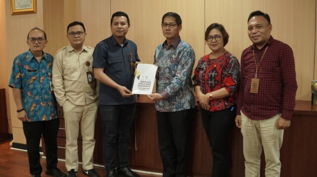 Wali Kota Bitung, Hengky Honandar, SE, selaku Kuasa Pemilik Modal (KPM), secara resmi melakukan penandatanganan Rencana Kegiatan dan Anggaran Perubahan (RKAP-P) Perumda Pasar Kota Bitung.