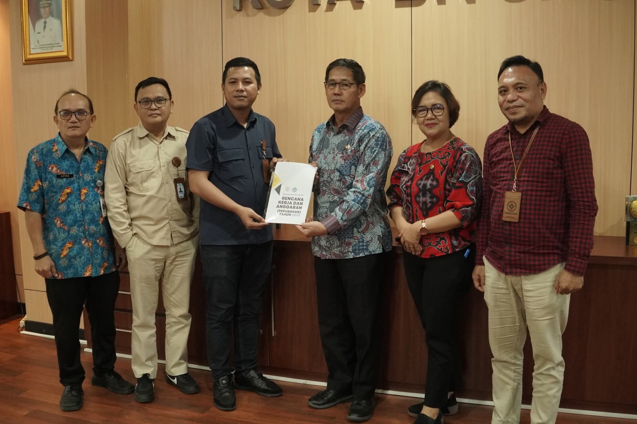 Wali Kota Bitung, Hengky Honandar, SE, selaku Kuasa Pemilik Modal (KPM), secara resmi melakukan penandatanganan Rencana Kegiatan dan Anggaran Perubahan (RKAP-P) Perumda Pasar Kota Bitung.