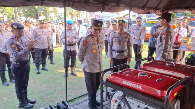 Wakil Kepala Kepolisian Daerah Sulawesi Utara Brigjen Pol Awi Setiyono, S.I.K., M.Hum didampingi Kapolres Bitung AKBP Albert Zai, S.I.K., M.H saat melaksanakan kunjungan kerja ke Polres Bitung, Jumat (7/11/2025). (Foto.Humas)