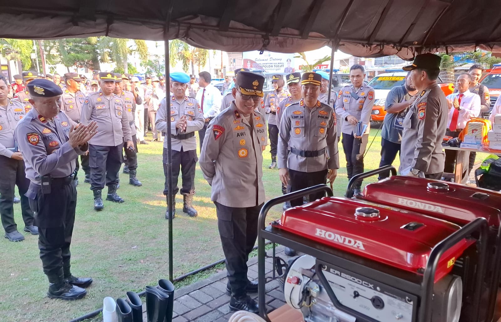 Wakil Kepala Kepolisian Daerah Sulawesi Utara Brigjen Pol Awi Setiyono, S.I.K., M.Hum didampingi Kapolres Bitung AKBP Albert Zai, S.I.K., M.H saat melaksanakan kunjungan kerja ke Polres Bitung, Jumat (7/11/2025). (Foto.Humas)