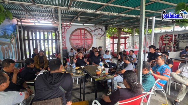 Suasana akrab dan penuh kehangatan menyelimuti pertemuan antara jajaran Pengadilan Negeri (PN) Bitung dan para wartawan Biro Bitung yang digelar di Mono Box. Rabu, 12/11/2025.