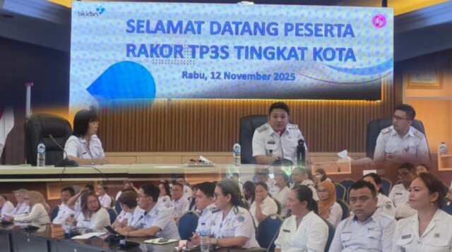 Randito Maringka, sebagai Ketua TP3S secara resmi membuka kegiatan Rapat Koordinasi Tim Percepatan Pencegahan dan Penurunan Stunting (TP3S) Tingkat Kota Bitung Tahun 2025, yang digelar di Ruang Sidang Lantai IV Kantor Wali Kota Bitung. pada Rabu, 12/11/2025.
