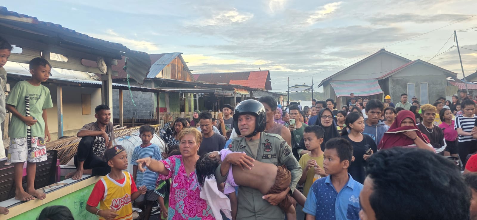 Suasana di Pantai Candi kelurahan Bitung barat satu, Kecamatan Maesa mendadak panik pada Kamis sore sekitar pukul 15.30 WIB,