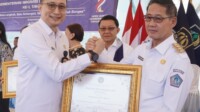 IMG-20251119-WA0001 Hengky Honandar SE terima penghargaan penanganan Person of the Filipino Descents (PFD) dari Kementerian Imigrasi dan Pemasyarakatan yang diserahkan oleh Kepala Kantor wilayah Direktorat Jenderal Imigrasi Sulut, Ramdhani A.Md.IM., S.H., M.Si, Rabu (19/11/2025)