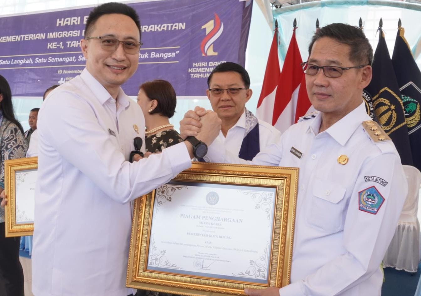 Hengky Honandar SE terima penghargaan penanganan Person of the Filipino Descents (PFD) dari Kementerian Imigrasi dan Pemasyarakatan yang diserahkan oleh Kepala Kantor wilayah Direktorat Jenderal Imigrasi Sulut, Ramdhani A.Md.IM., S.H., M.Si, Rabu (19/11/2025)