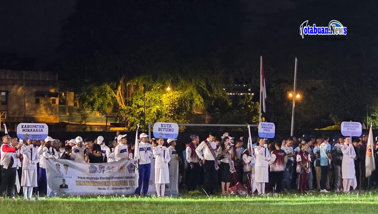 Barisan atlet, pelatih, dan official Bitung tampil rapi dan kompak