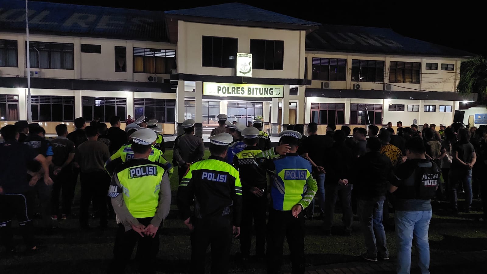 Polres Bitung melaksanakan apel malam dalam rangka kesiapan Kegiatan Rutin yang Ditingkatkan (KRYD) Patroli Pantera, Sabtu (22/11) pukul 21.00 WITA