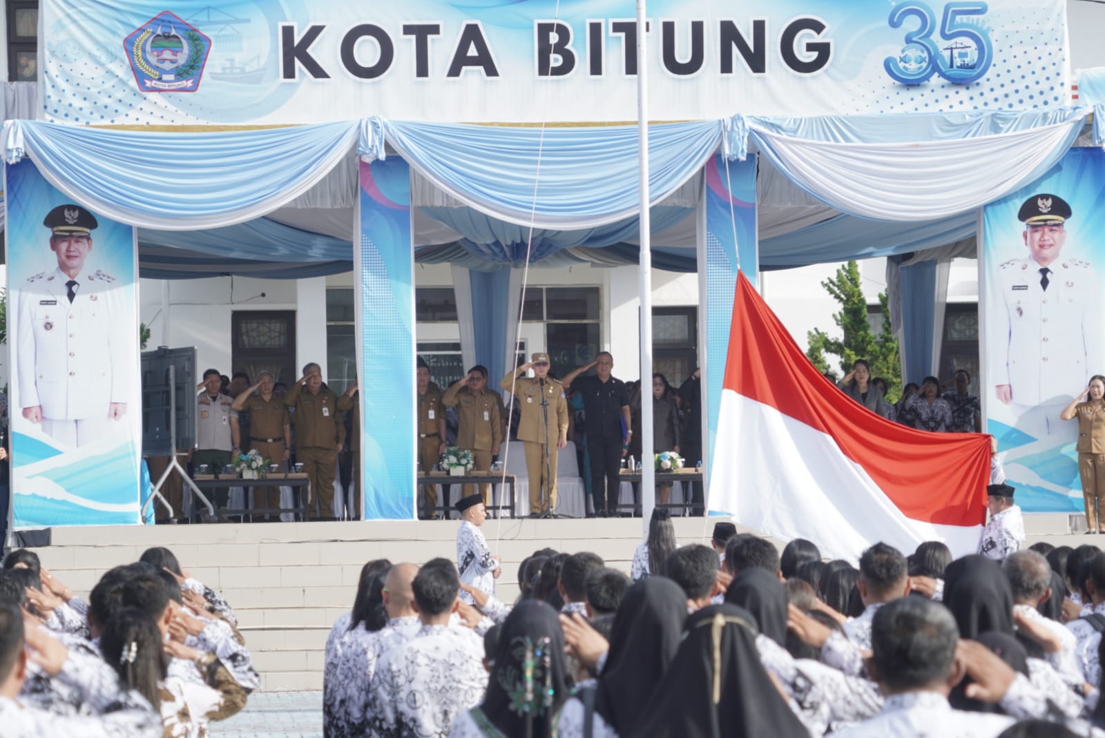 Upacara Hari Guru Nasional 2025 dan HUT ke-80 PGRI di Lapangan Kantor Wali Kota, Selasa. 25/11/2025.
