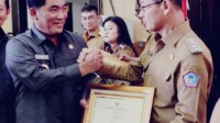 Wali Kota Bitung Hengky Honandar, SE, menerima langsung tiga penghargaan bergengsi dari Gubernur Sulawesi Utara Yulius Selvanus Komaling.