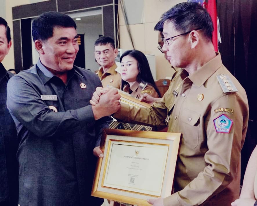 Wali Kota Bitung Hengky Honandar, SE, menerima langsung tiga penghargaan bergengsi dari Gubernur Sulawesi Utara Yulius Selvanus Komaling.