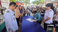 Wali Kota Bitung Hengky Honandar SE saksikan penandatanganan Memorandum of Understanding (MoU) antara Ketua TP-PKK Kota Bitung Ny. Ellen Honandar Sondakh dan Kepala Dinas Sosial Kota Bitung, Leddy Ambat, S.STP.