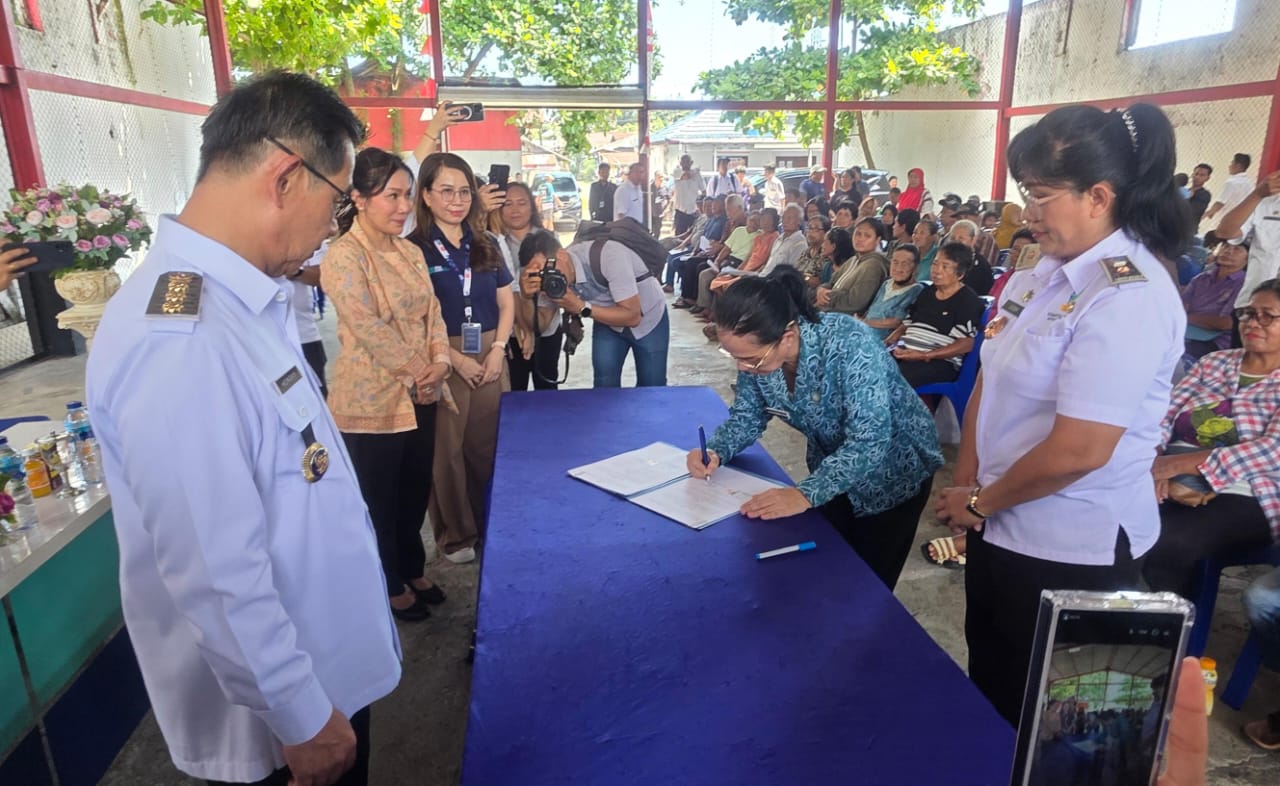 Wali Kota Bitung Hengky Honandar SE saksikan penandatanganan Memorandum of Understanding (MoU) antara Ketua TP-PKK Kota Bitung Ny. Ellen Honandar Sondakh dan Kepala Dinas Sosial Kota Bitung, Leddy Ambat, S.STP.