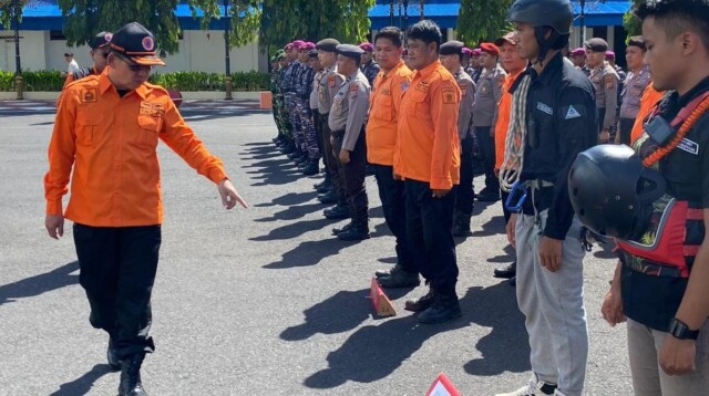 Wali Kota Bitung Hengky Honandar Mengecek Kesiapsiagaan Menghadapi Potensi Bencana Hidrometeorologi di Lapangan Kantor Wali Kota Bitung, Kamis, 27/11/2025. pukul 09.00 WITA.