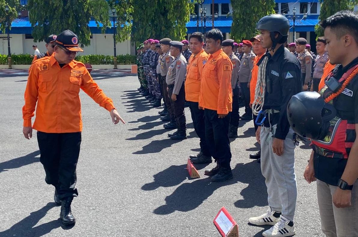 Wali Kota Bitung Hengky Honandar Mengecek Kesiapsiagaan Menghadapi Potensi Bencana Hidrometeorologi di Lapangan Kantor Wali Kota Bitung, Kamis, 27/11/2025. pukul 09.00 WITA.