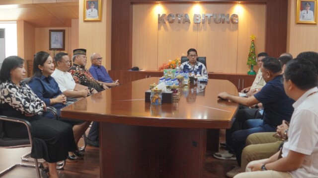 Wali Kota Bitung, Hengky Honandar, SE, memimpin langsung audiensi yang dilaksanakan di Kantor Wali Kota.