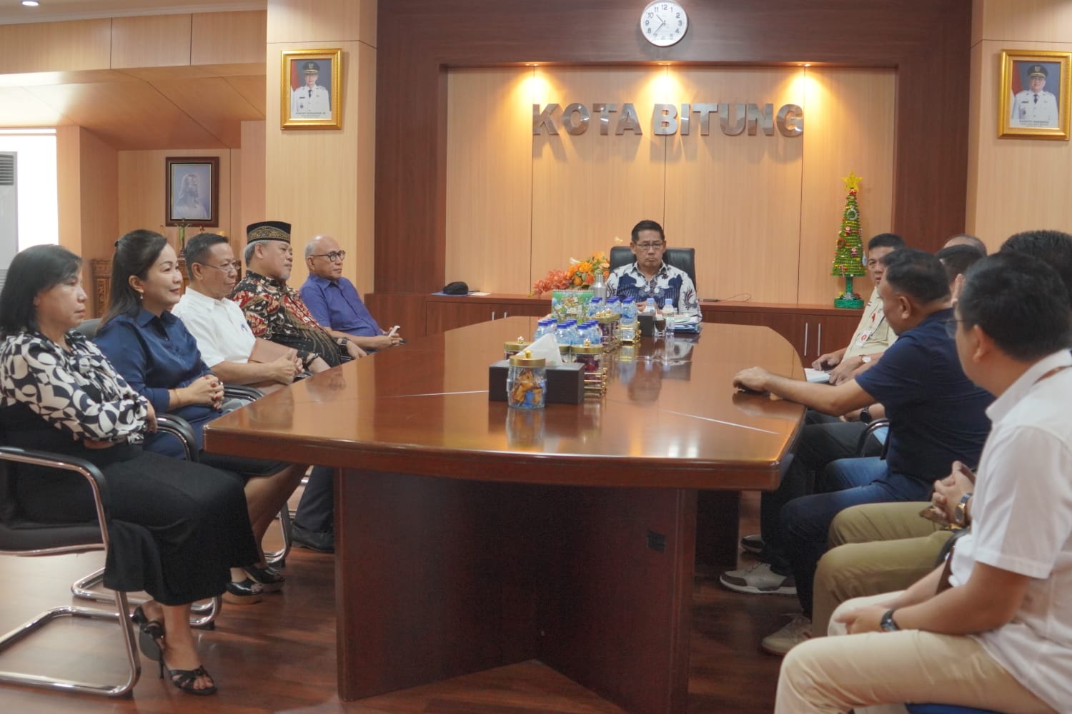 Wali Kota Bitung, Hengky Honandar, SE, memimpin langsung audiensi yang dilaksanakan di Kantor Wali Kota.