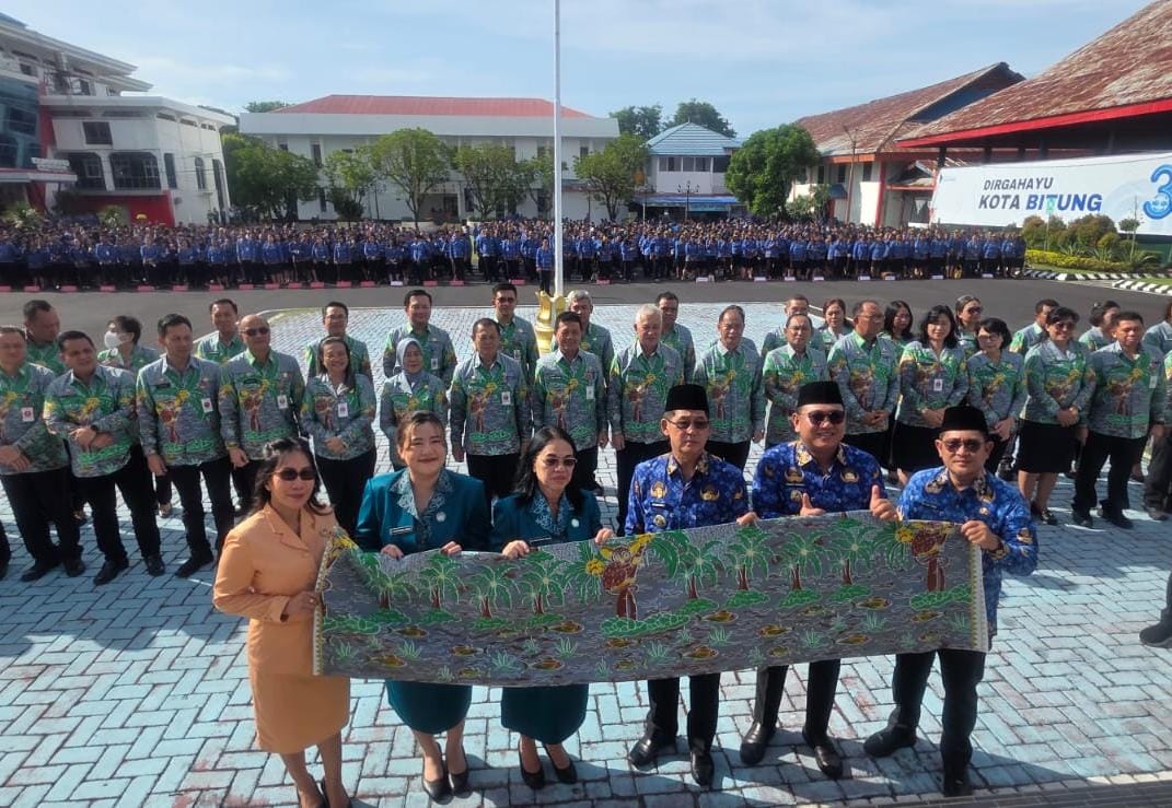 Wali Kota Bitung dan Wakil Wali Kota saat peluncuran Batik Bitung Harmoni. Senin, 1/12/2025.