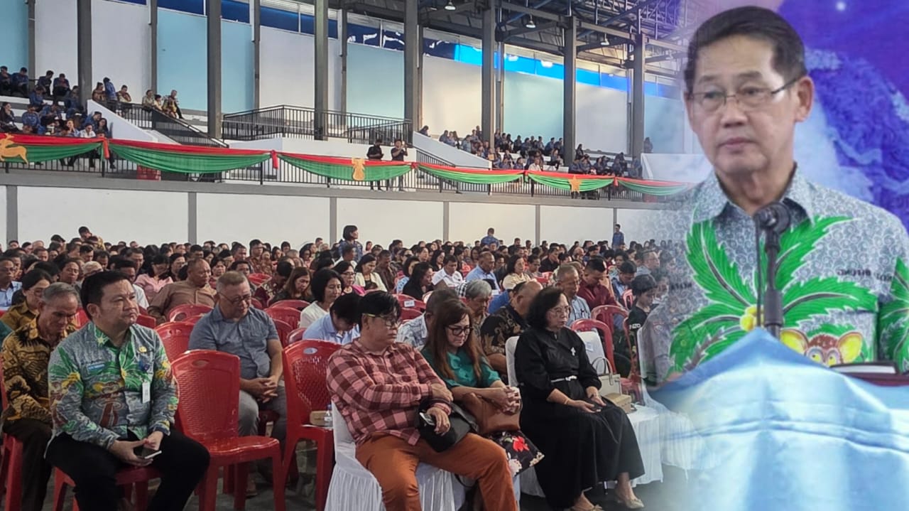 Foto: Wali Kota Bitung, Hengky Honandar, SE. Saat sambutan dalam Pelaksanaan Ibadah Oikumene dan Perayaan Natal 2025. Senin, 1/12/2025 (Foto.mirawan)