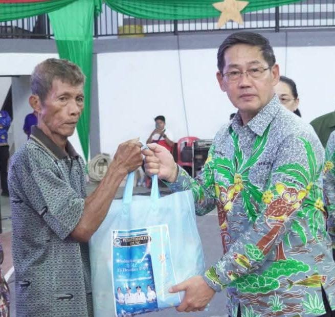 Foto: Wali Kota Bitung, Hengky Honandar, SE, saat memberi bantuan kepada perwakilan lansia kurang mampu yang ada di delapan kecamatan Kota bitung.