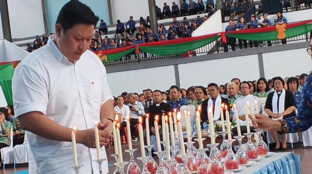Foto: Wakil Ketua DPRD Kota Bitung, Ronald Kansil, saat menyalahkan lilin, di Ibadah Oikumene Sambut Natal Tahun 2025
