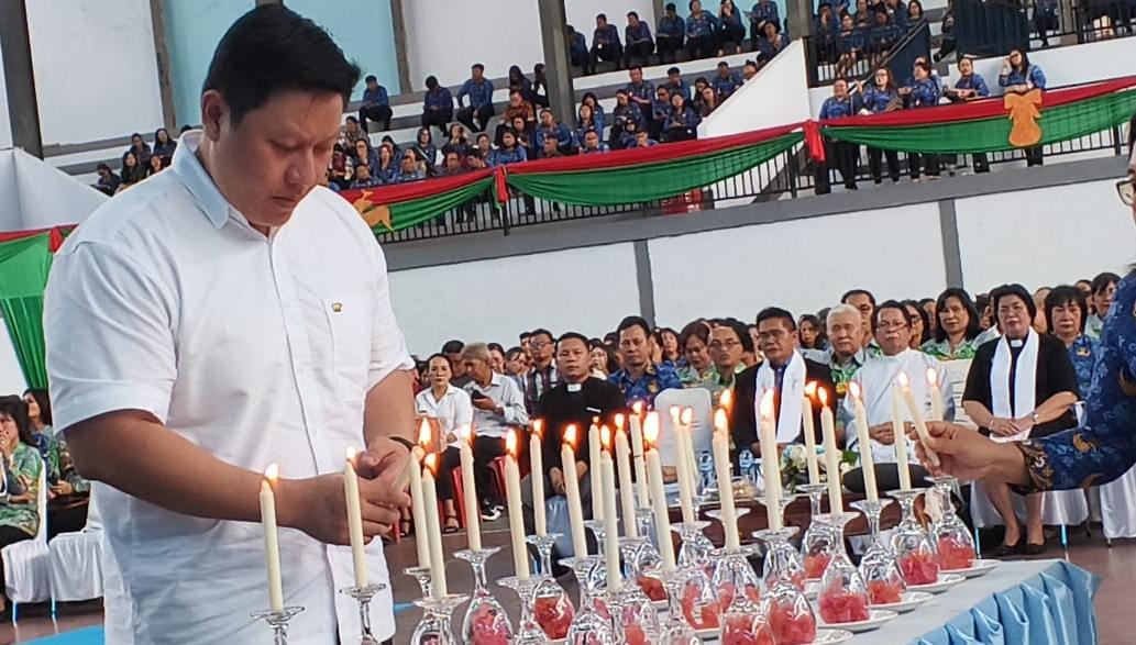 Foto: Wakil Ketua DPRD Kota Bitung, Ronald Kansil, saat menyalahkan lilin, di Ibadah Oikumene Sambut Natal Tahun 2025